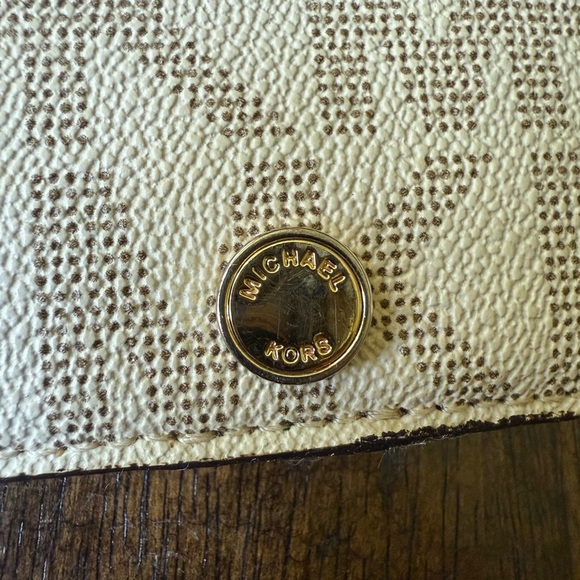👜 Michael Kors Bi-Fold Wallet - Picture 2 of 6